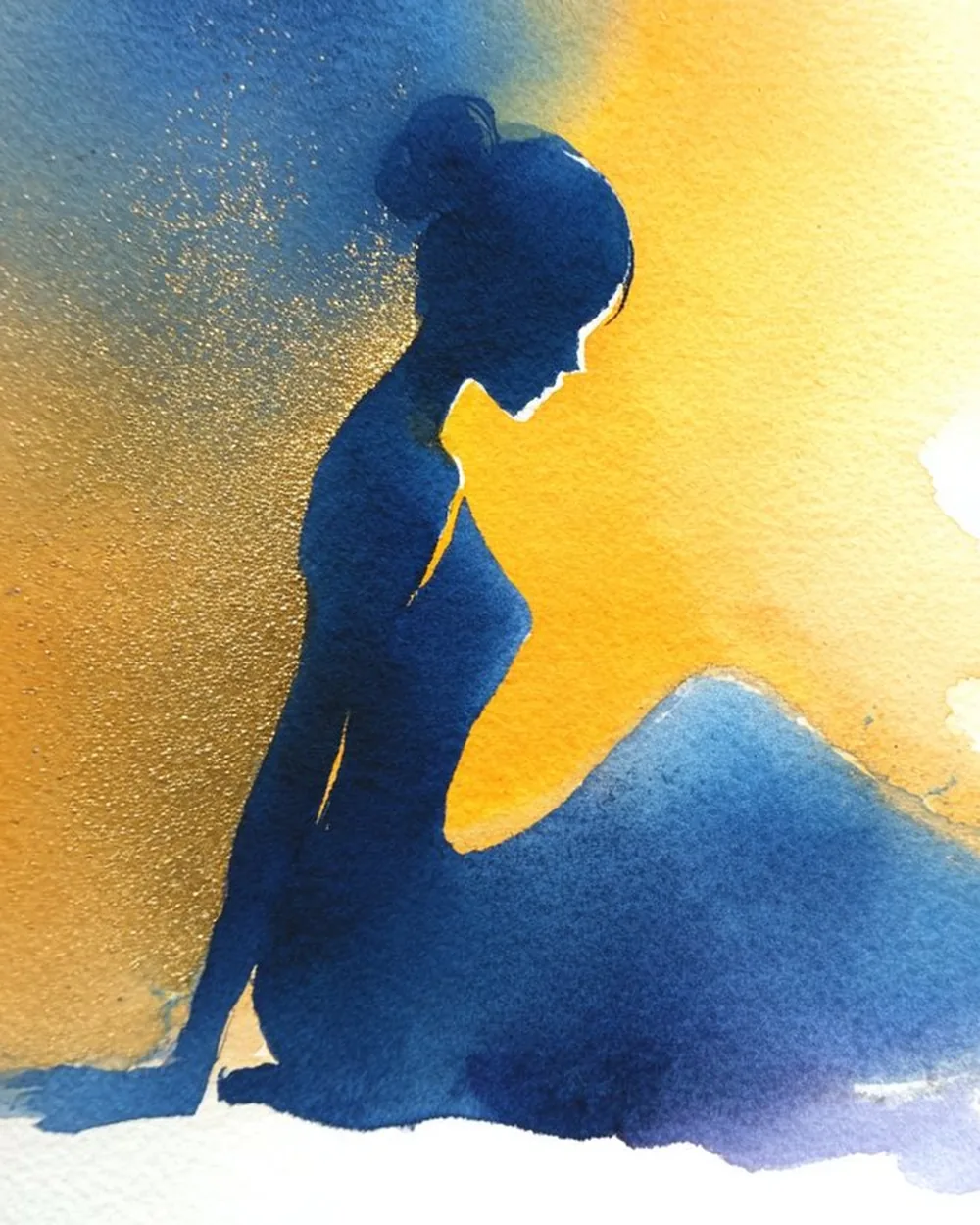 Aquarelle d'une femme assise en silhouette bleue enveloppée de lumière dorée, hypnose pour la dépression à Paris